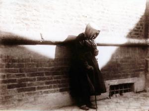 Mendicanti - Anziana con rosario in mano