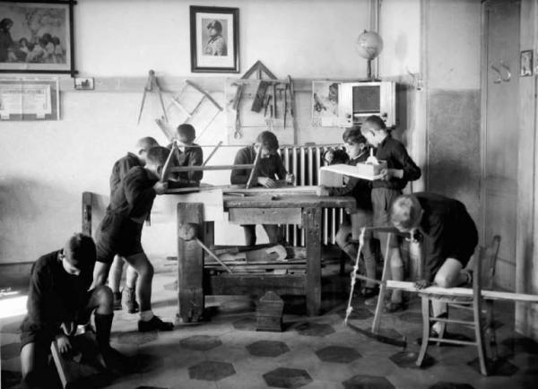 Cogno - Scuola - Interno - Aula - Bambini intenti in lavori di falegnameria