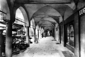 Cremona - Portici - Venditore ambulante