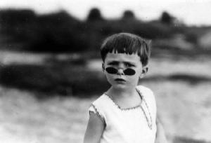 Ritratto infantile - Bambina con occhiali da sole