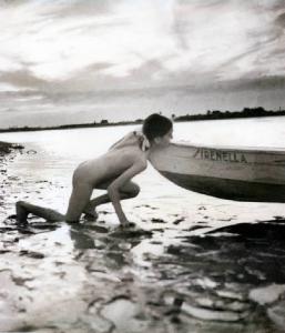 Scena di genere - Ragazza nuda vicino ad una barca