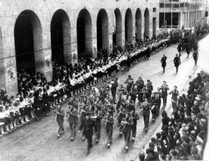 Fascismo - cerimonie - Parata militare fascista con banda musicale e reparti della Milizia