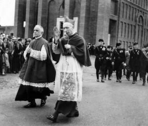 Fascismo - cerimonie - Vescovo con un sacerdote e militari fascisti all'uscita della chiesa