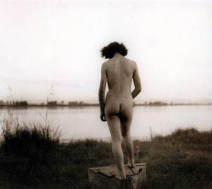 Nudo di donna in riva al fiume