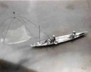Fiume Po - Pescatori in barca con rete a bilancia