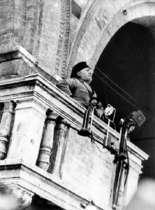Fascismo - cerimonie - Il Duce parla da un balcone