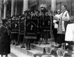 Fascismo - organizzazioni diverse - Cerimonia per la benedizione dei gagliardetti del Fascio Femminile
