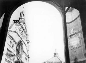 Veduta della facciata del Duomo da un portico
