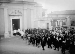 Palazzolo sull'Oglio - Località San Pancrazio - Funerali di G. L. Vezzoli - Ingresso del corteo funebre in chiesa