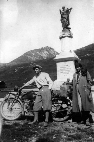 Passo del Tonale - Monumento alla Vittoria - Ritratto di coppia con motocicletta