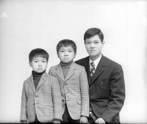Ritratto di famiglia - Adulto e due bambini immigrati cinesi