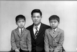 Ritratto di famiglia - Adulto e due bambini di nazionalità cinese