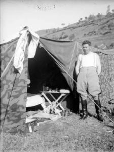 Militare davanti alla tenda