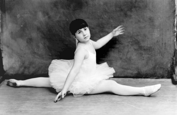 Ritratto infantile - Bambina vestita da ballerina