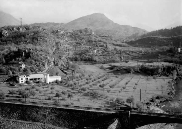 Breno - Azienda agricola Spinera di Carlo Franzoni - Veduta con tratto di ferrovia