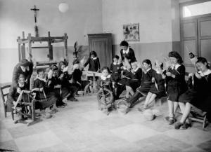 Angolo Terme - Scuola - Interno - Aula - Lavori femminili