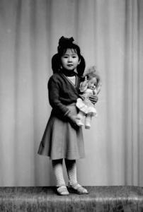 Ritratto infantile - Bambina cinese con una bambola