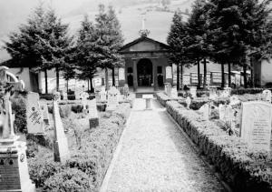 Borno - Cimitero - Vialetto e tombe