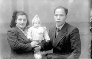 Ritratto di famiglia - Donna e uomo immigrato cinese con bambino