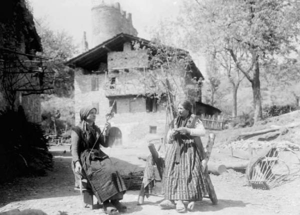 Cimbergo - Vita rurale - Donne con fuso e ferri da maglia