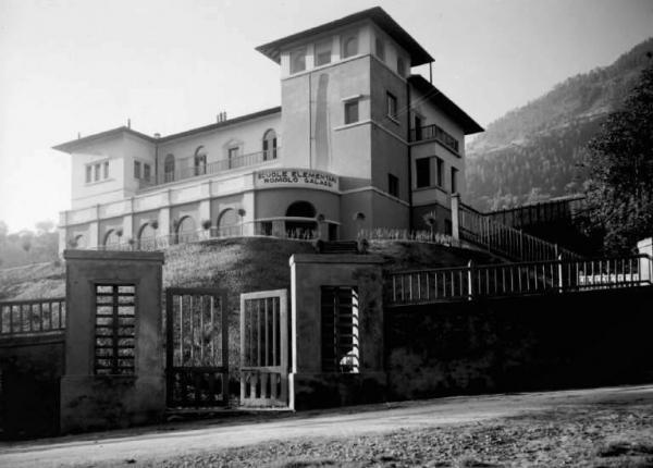 Angolo Terme - Scuola elementare Romolo Galassi - Cancellata d'ingresso e edificio
