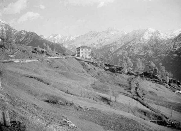 Cevo - Colonia alpina per operaie tessili bresciane Angiolina Ferrari - Paesaggio con edificio