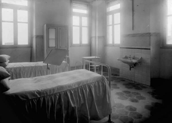 Lovere - Ospedale - Interno - Stanza con letti e lavabo