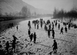 Piamborno - Patronato scolastico - Bambini giocano in riva al fiume Oglio