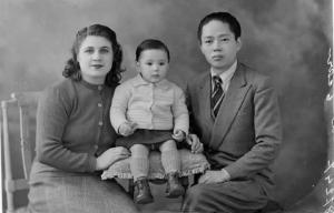 Ritratto di famiglia - Immigrato cinese con moglie e bambino