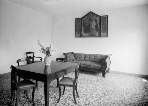 Malegno - Istituto della Pia Fondazione - Interno - Sala con tavolo e divano