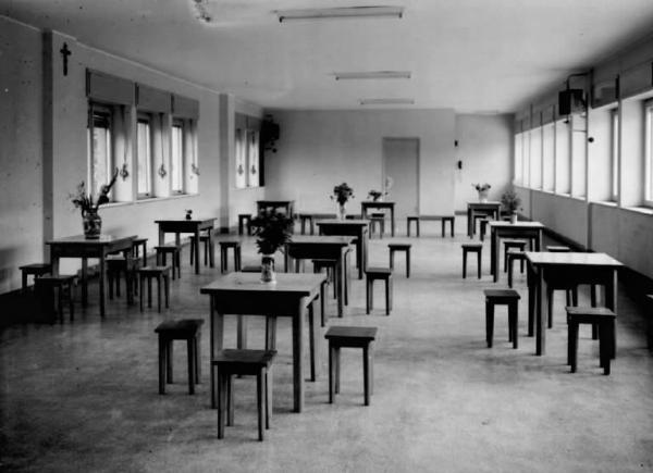 Malegno - Istituto della Pia Fondazione - Interno - Sala con tavoli e sgabelli