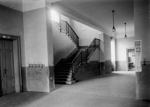 Pisogne - Scuola - Interno - Corridoio e scale