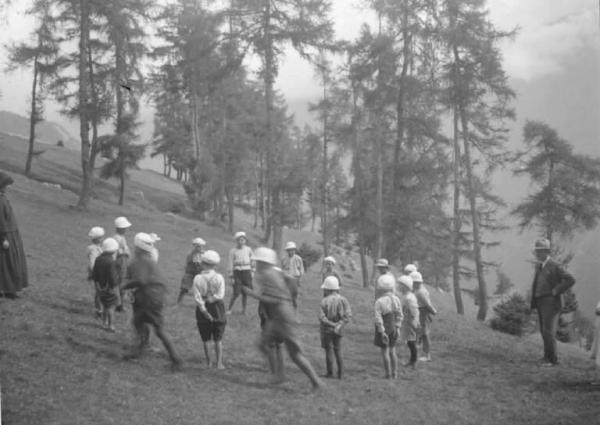 Saviore dell'Adamello - Colonia montana di Marone - Bambini giocano in pineta