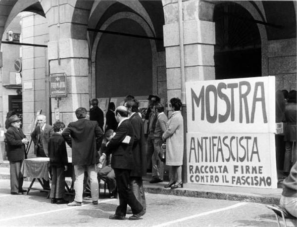 La piazza. Raccolta di firme in piazza in occasione di una "Mostra antifascista".