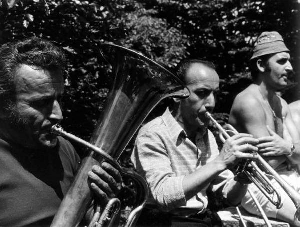 Tromba e trombone. Musica all'aperto nel corso de "La Raviolata" al Rifugio Roccoli Lorla organizzata dal C.A.I. Sezione di Dervio.