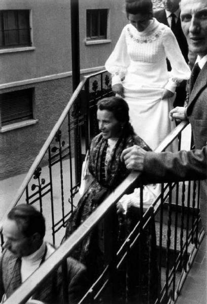 Festa di nozze. La sposa scende le scale di una casa.