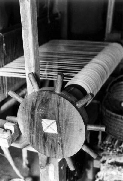 La tessitura dei pezzotti. Parte di telaio in legno.