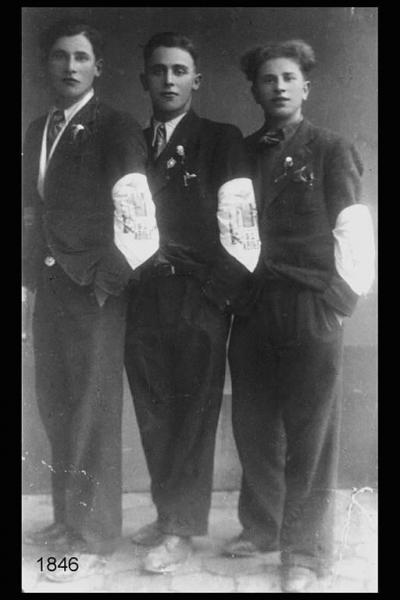 Battista e Angelo Salvi con un terzo giovane. Sui fazzoletti legati al braccio la scritta: "1921/Abile".