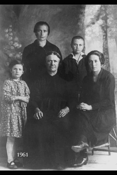 Giovanna Angiolini (al centro) e parenti.