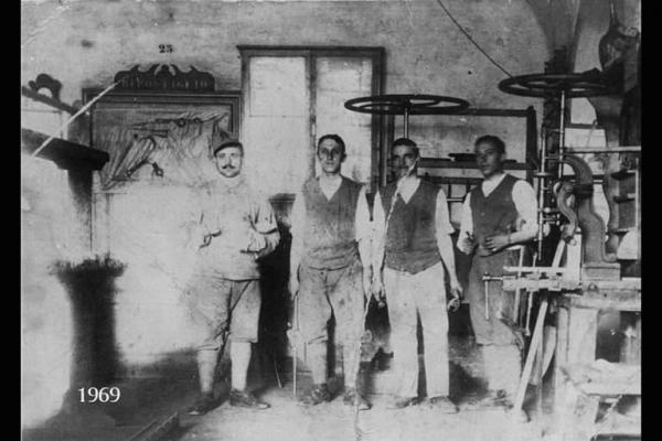 Ritratto di gruppo. Interno di officina meccanica. Il primo da sinistra è Giuseppe Vitari  "ol pasut".