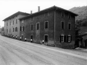 Lungo la strada per Torre de' Busi. La casa dove si nascose Benito Mussolini in fuga nell'aprile 1945.