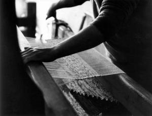 La tessitura dei pezzotti. Primo piano di tessuto montato su telaio.