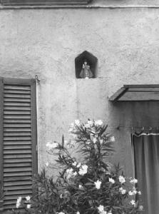 Dintorni di Villa d'Adda. Piccola nicchia all'esterno di casa d'abitazione con statuetta sacra.
