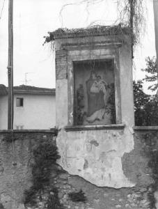 Dintorni di Paderno d'Adda. Edicola con pittura murale raffigurante Madonna con Bambino.