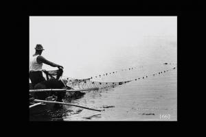 Pescatori su una barca mentre tirano su una rete.