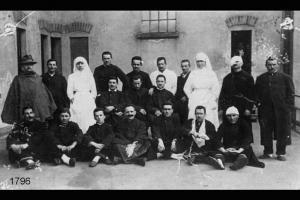 Ospedale militare di Ortigara. Gruppo di soldati feriti e crocerossine.  Il quarto in piedi è Giuseppe Ferraroli.