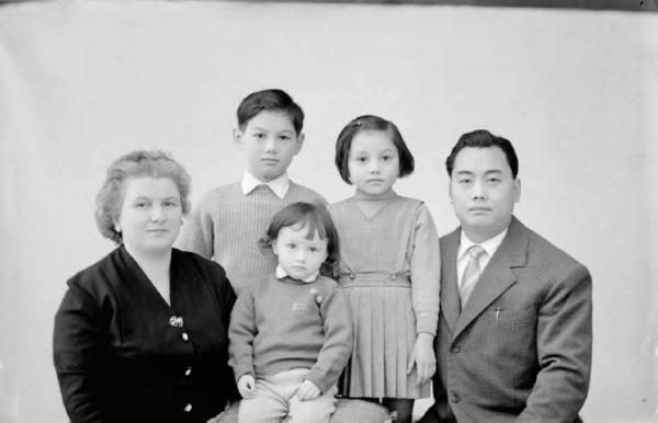 Ritratto di famiglia - Immigrato cinese con moglie e figli