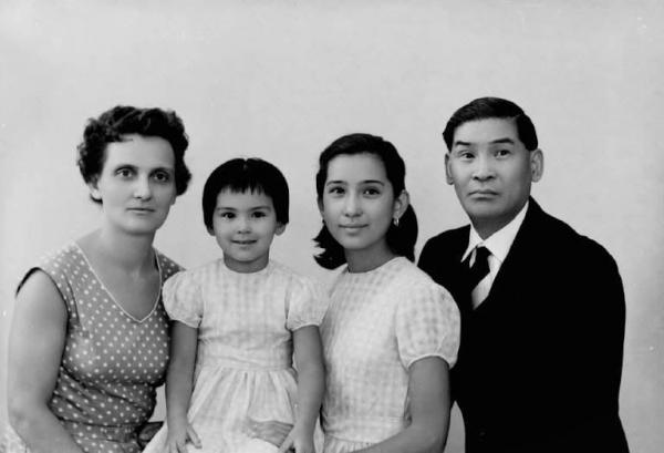 Ritratto di famiglia - Immigrato cinese con moglie e figlie