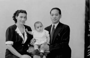 Ritratto di famiglia - Immigrato cinese con moglie e bambino