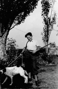 Ritratto maschile - Ragazzo con un fucile e cane da caccia